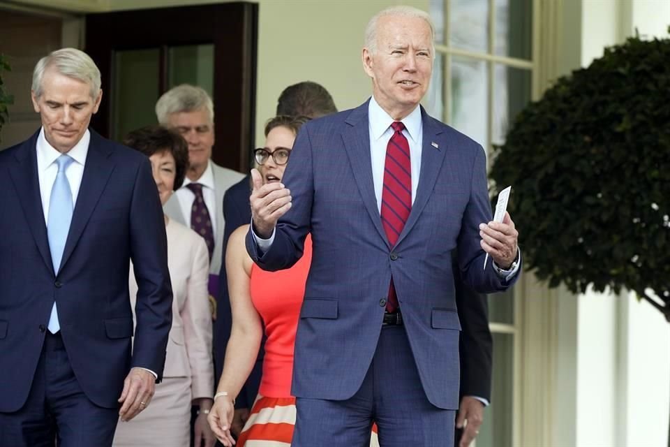 El Presidente Joe Biden tras la reunión con un grupo de senadores para analizar el plan de infraestructura.