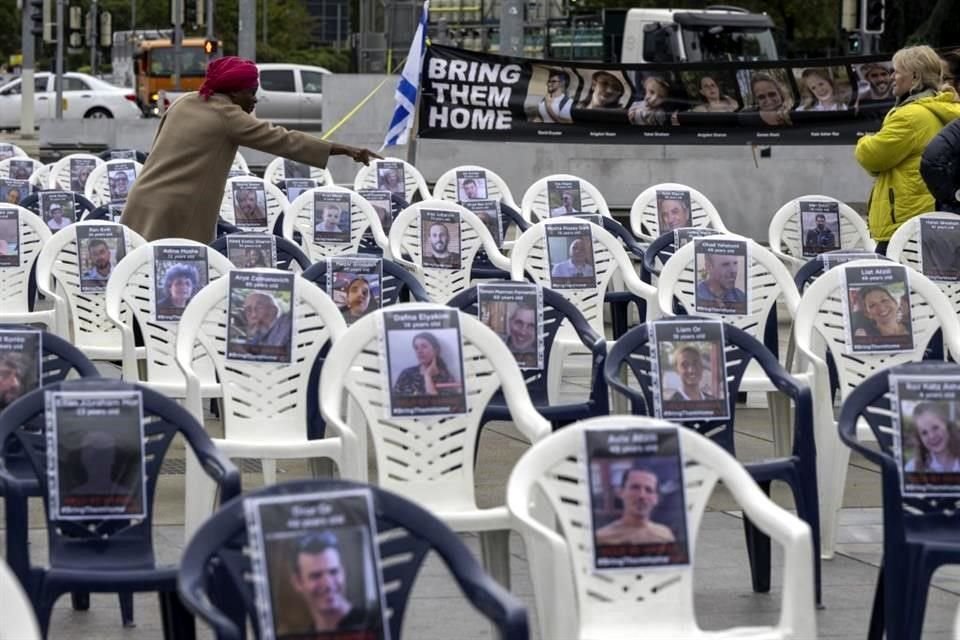 Doscientas sillas con retratos de rehenes israelíes secuestrados por militantes de Hamas están instaladas frente a la sede europea de las Naciones Unidas en Ginebra, Suiza.