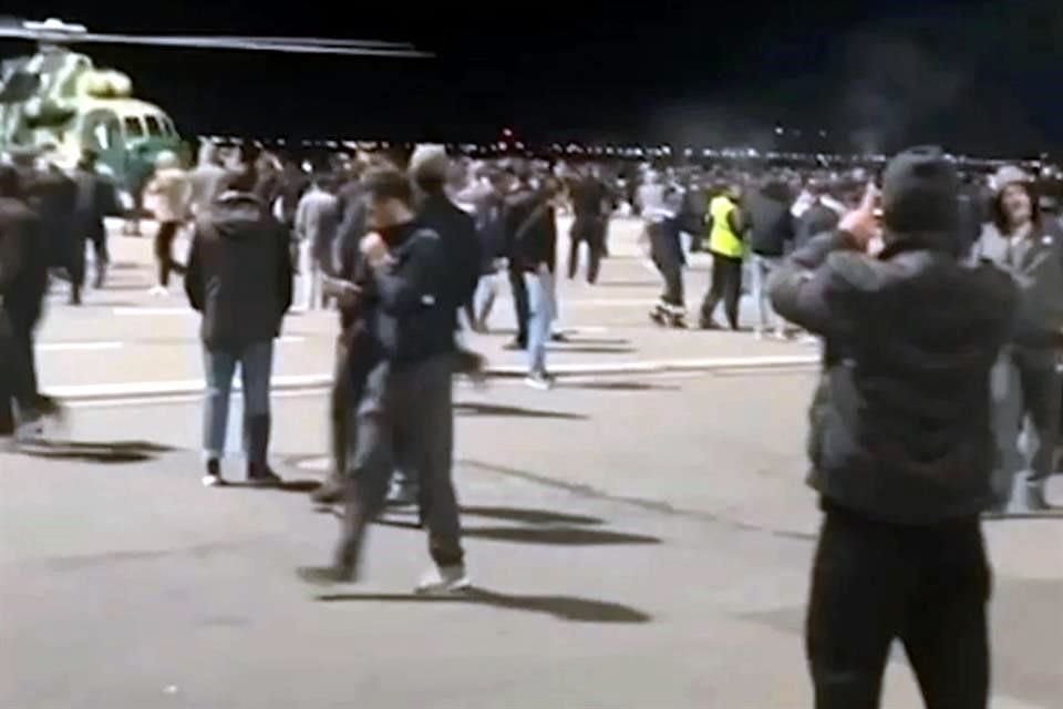 Una multitud de mayoría musulmana con carteles antisemitas irrumpió en un aeropuerto en Daguestán, Rusia, en donde llegó un vuelo de Israel.