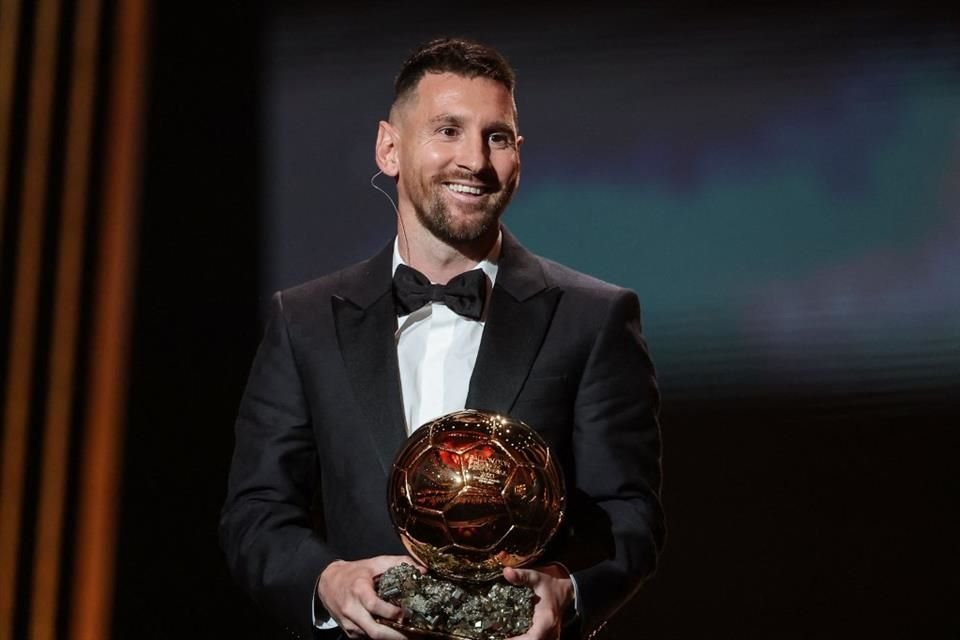 Lionel Messi sonríe al ganar su octavo Balón de Oro.