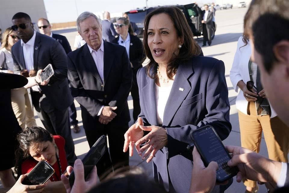 Harris habla con la prensa a su llegada a El Paso, Texas.