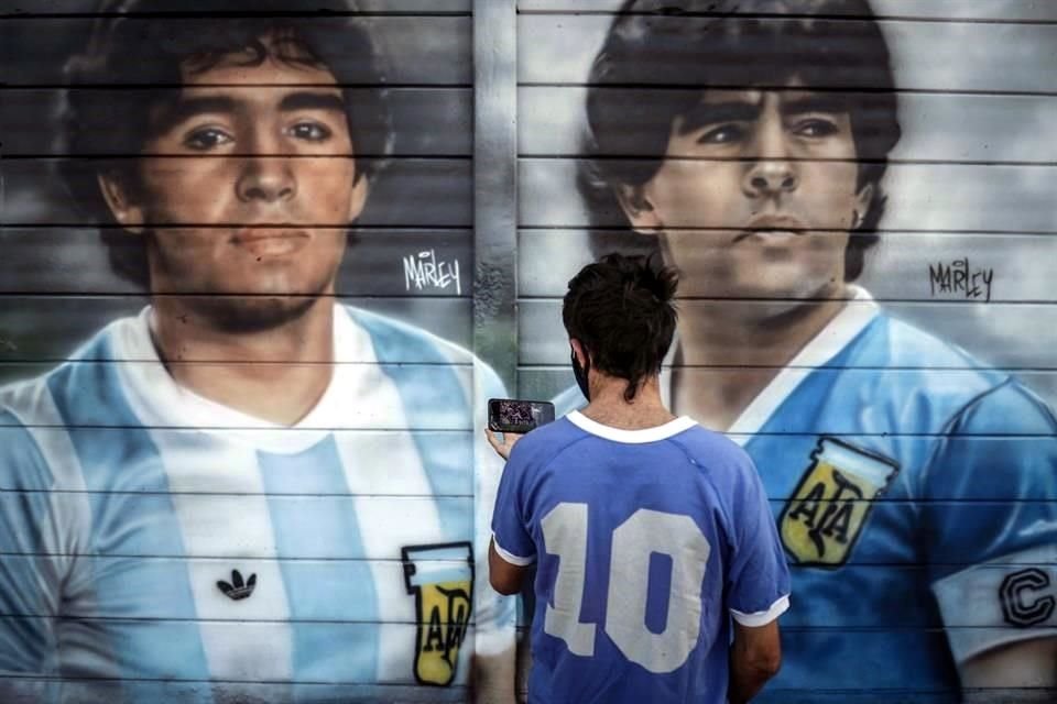 La afición sigue llorando la muerte de Maradona.