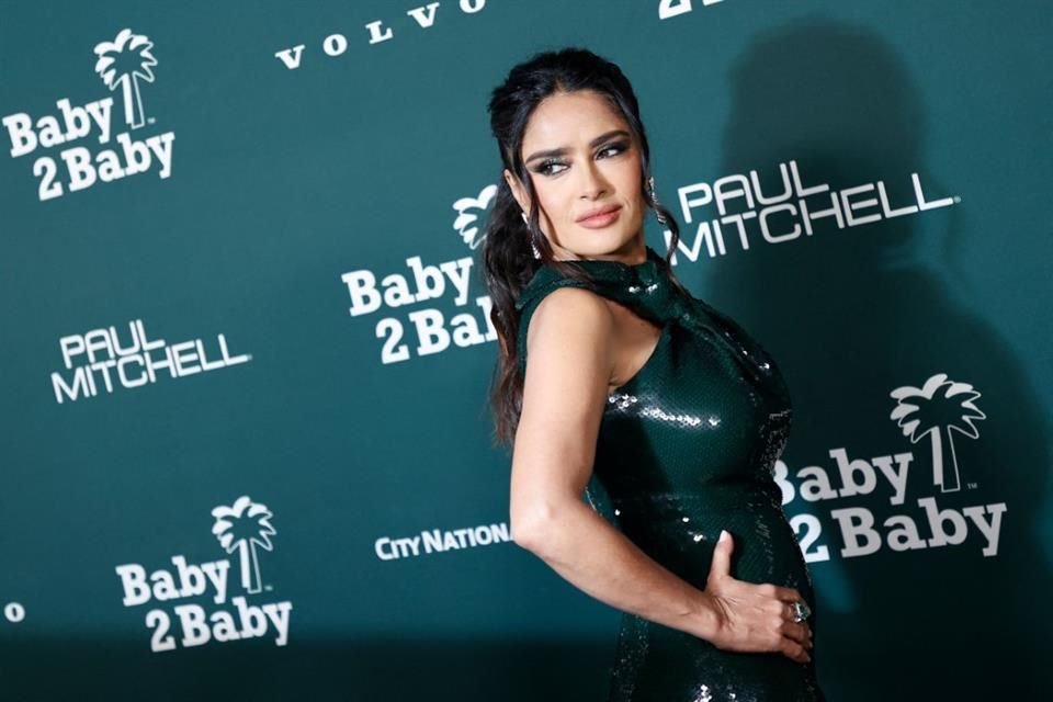 En un espectacular vestido Botegga Veneta, Salma Hayek derrochó estilo antes de recibir el reconocimiento de Baby2Baby.