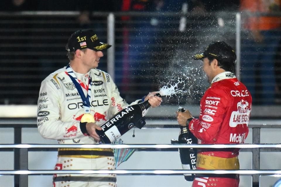 Max Verstappen festejando con su coequipero Checo Pérez.