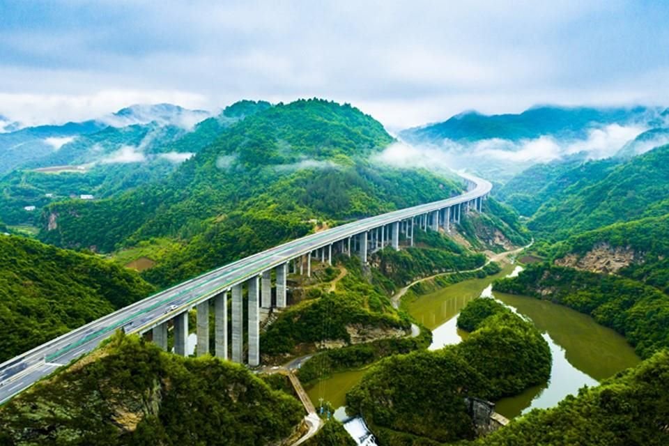 El 17 de mayo de 2021 finalizó la construcción del tramo entre la ciudad de Baoxia y la ciudad de Yishui de la autopista Shiyan-Ouxi, en la provincia de Hubei (China central).