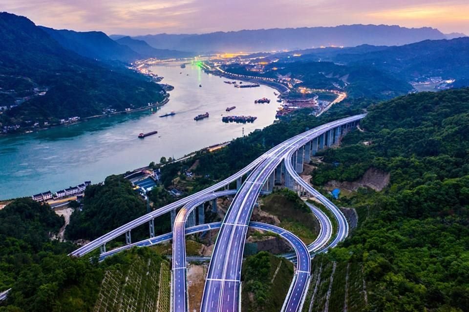 Los coches circulan por la autopista de Jiangbei, en la presa de las Tres Gargantas de Fanba, durante el periodo de prueba en el condado de Yiling, ciudad de Yichang, provincia central china de Hubei.