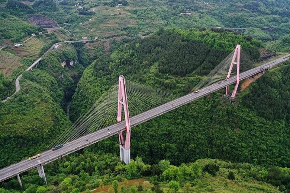 Puente Wulingshan de la autopista Chongqing-Hunan, condado Qianjiang de Chongqing. La autopista conecta dos regiones pobres: el sureste de Chongqing  y el oeste de la provincia de Hunan.