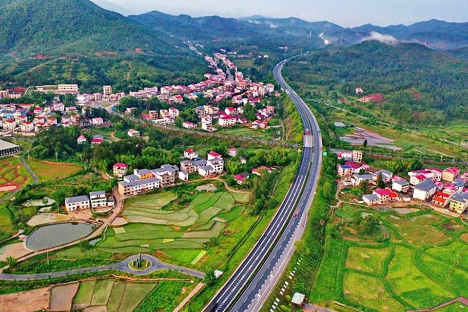 La autopista Xiamen-Chengdu pasa por el condado de Huichang, ciudad de Ganzhou, provincia de Jiangxi. Sube por la montaña como un cinturón de jade, embellecido por el paisaje verde de la campiña.