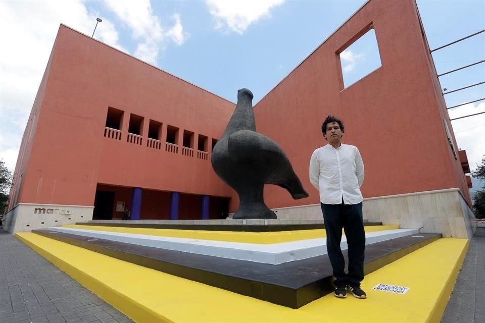 Con motivo del aniversario 30, el artista regiomontano Ismael Merla intervino este lunes las escaleras del recinto.