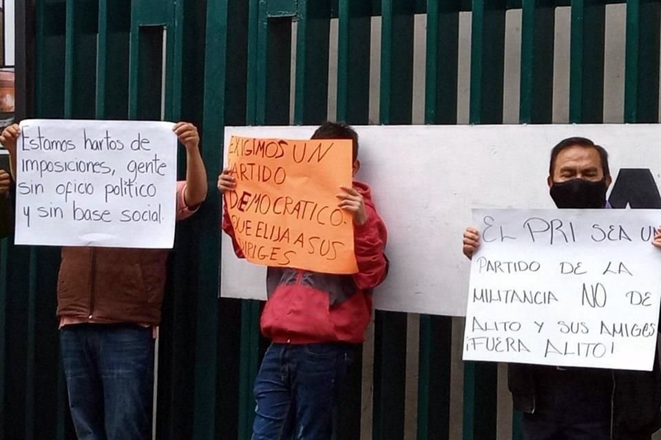 Una fuente en el CEN identificó a los manifestantes como 'gente de Ulises Ruiz'.