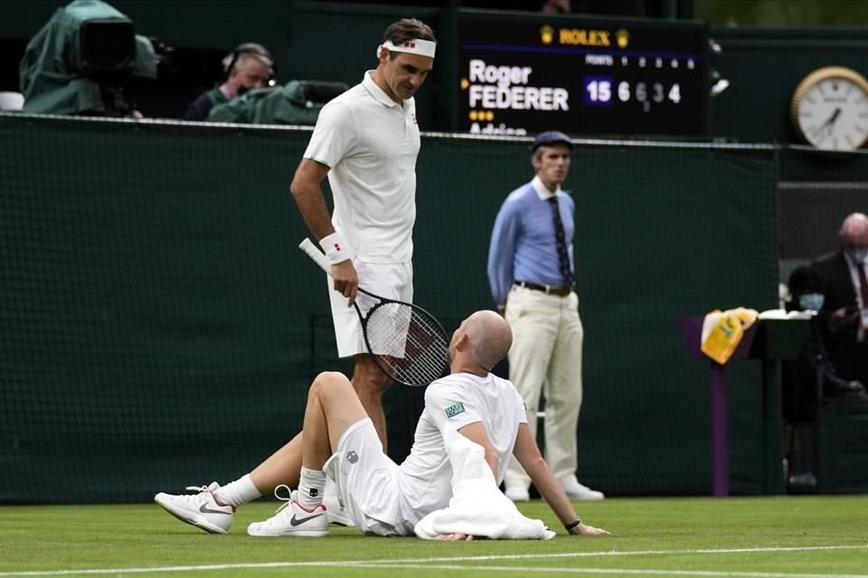 Roger Federer se acertó al francés para preguntarle si era grave la lesión.
