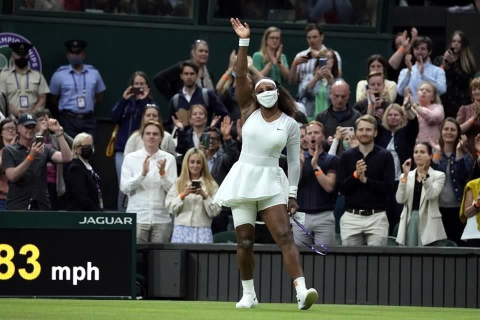 La afición de Wimbledon despidió con una gran ovación a Serena Williams.