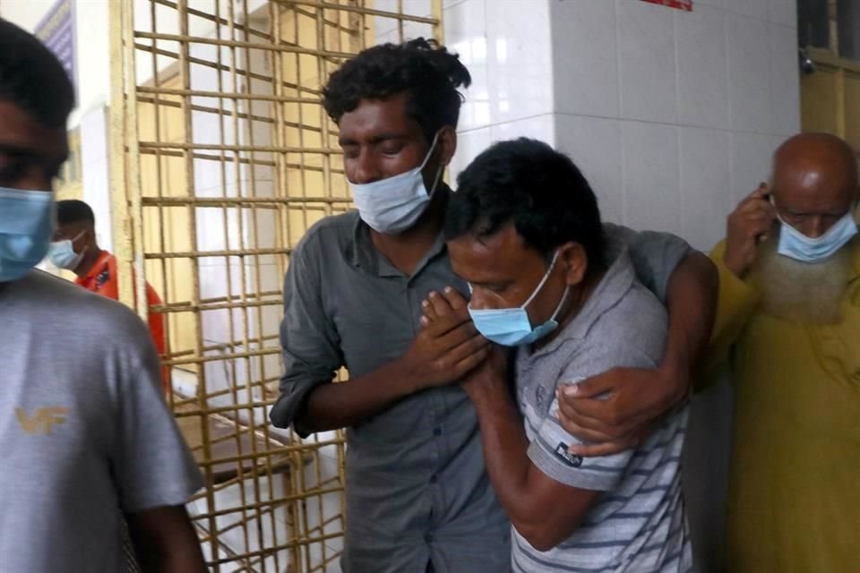 Un paciente de Covid-19 es atendido en un centro médico de Bangladesh.