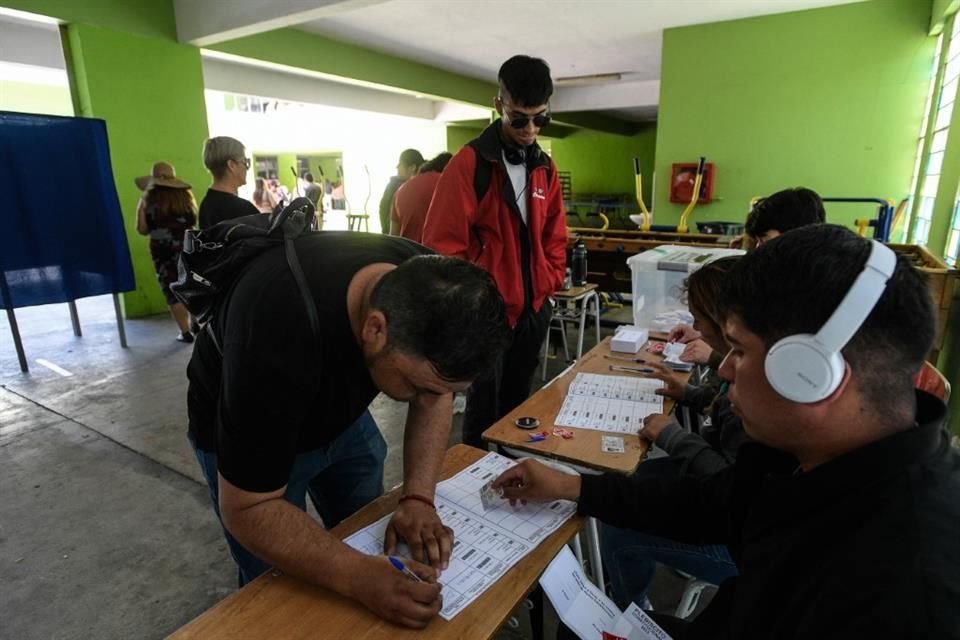Personas se registran para emitir su voto durante el plebiscito constitucional en un centro electoral, en la ciudad de Viña del Mar, Chile.