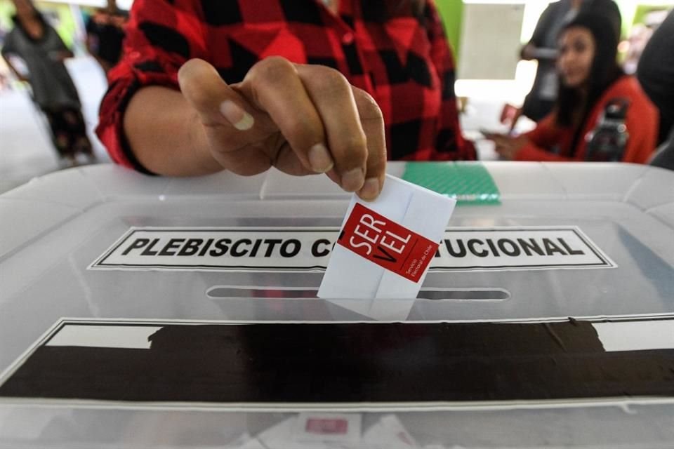 Una persona emite su voto durante el plebiscito constitucional en un centro electoral, en la ciudad de Viña del Mar, Chile.