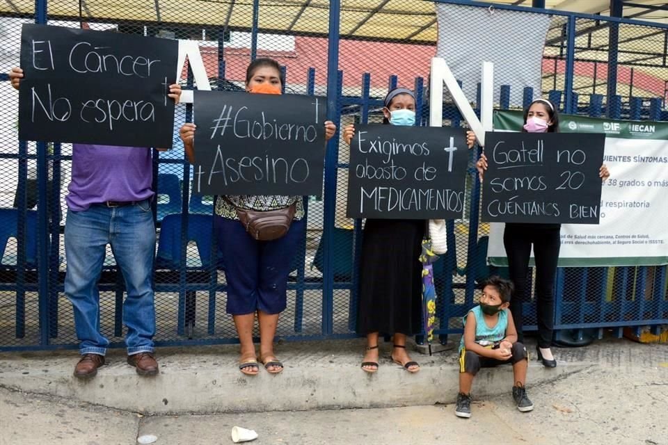 En Acapulco, Guerrero, familiares se manifestaron este mediodía frente al Hospital de cancerología Dr. Arturo Beltrán Ortega.