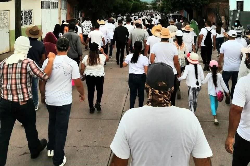 De nueva cuenta población de Aguililla, Michoacán, marchó para pedir paz y reconciliación en la zona que es amenazada por grupos criminales.