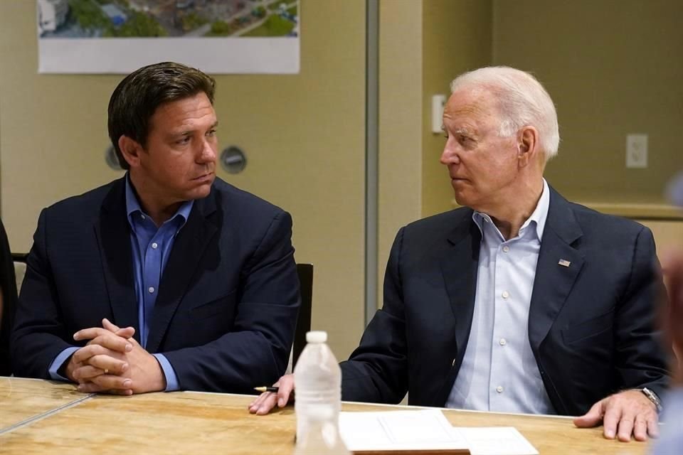 El Presidente Joe Biden mira al Gobernador de Florida Ron DeSantis durante una reunión informativa sobre el edificio colapsado.