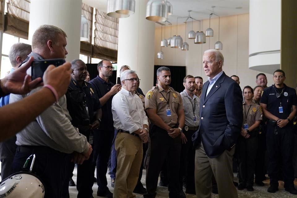 Joe Biden se reúne con funcionarios que han estado en la primera línea en el colapso en Miami.