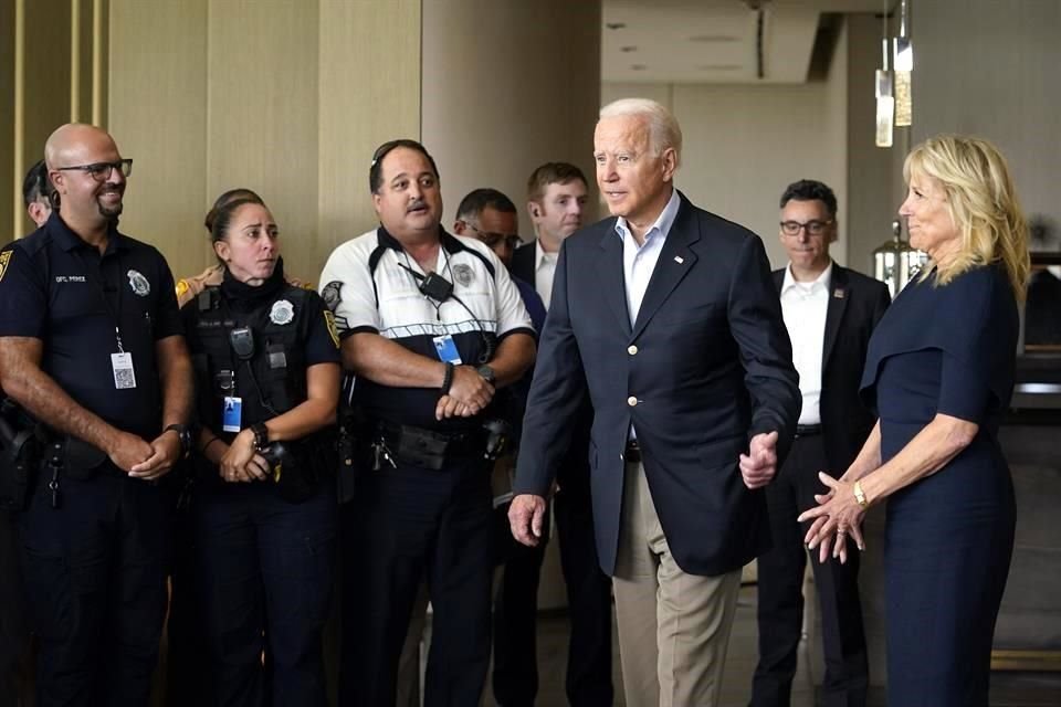 Joe Biden y la Primera Dama Jill Biden a su llegada para la reunión con policías y rescaistas.