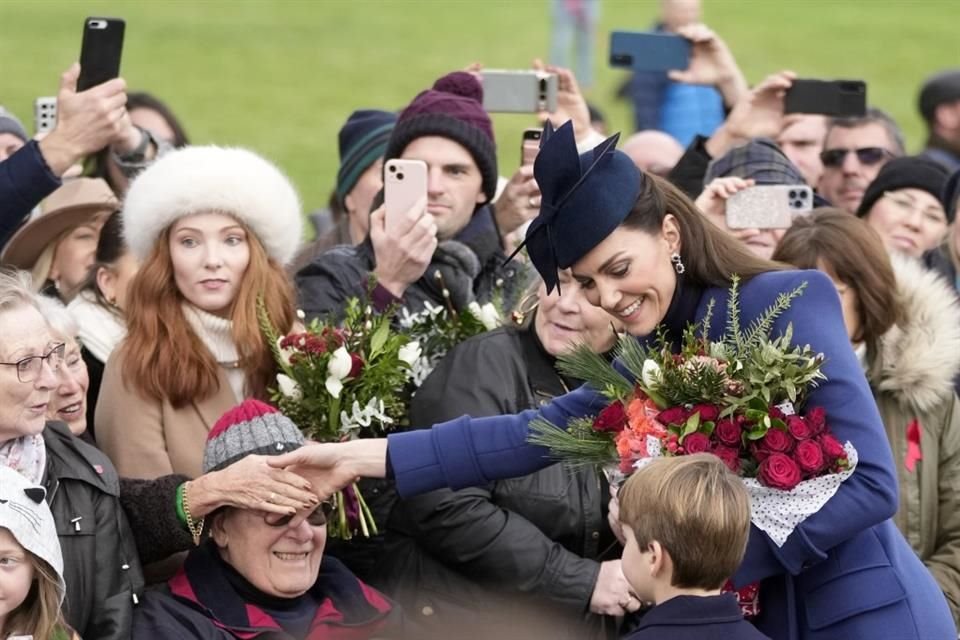 La Princesa de Gales se mostró cercana al pueblo, dando saludos y recibiendo ramos florales, junto a su hijo, el Príncipe Luis.