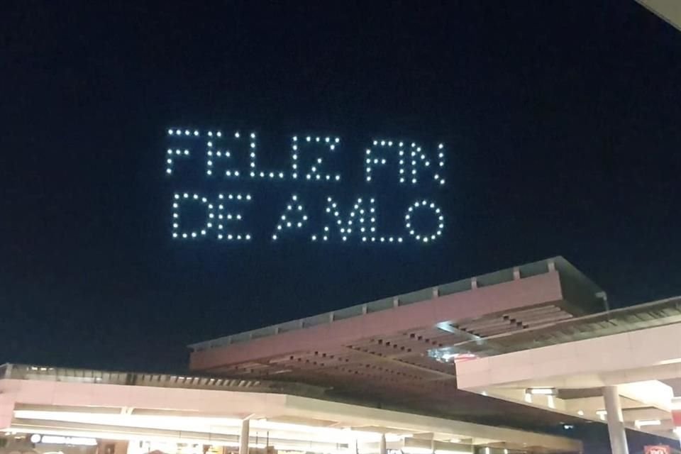 Drones formaron la frase 'Feliz fin de AMLO', así como el nombre de Xóchitl Gálvez, en el cielo nocturno de este jueves al sur de CDMX.