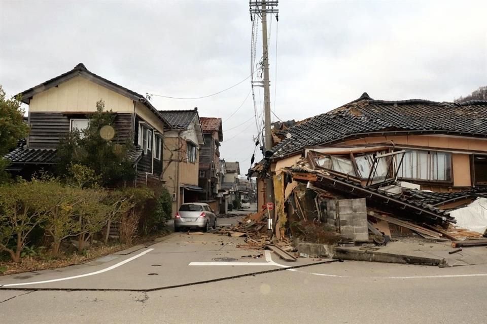 Los terremotos provocaron el derrumbe de varia casas en diversas ciudades de Japón.