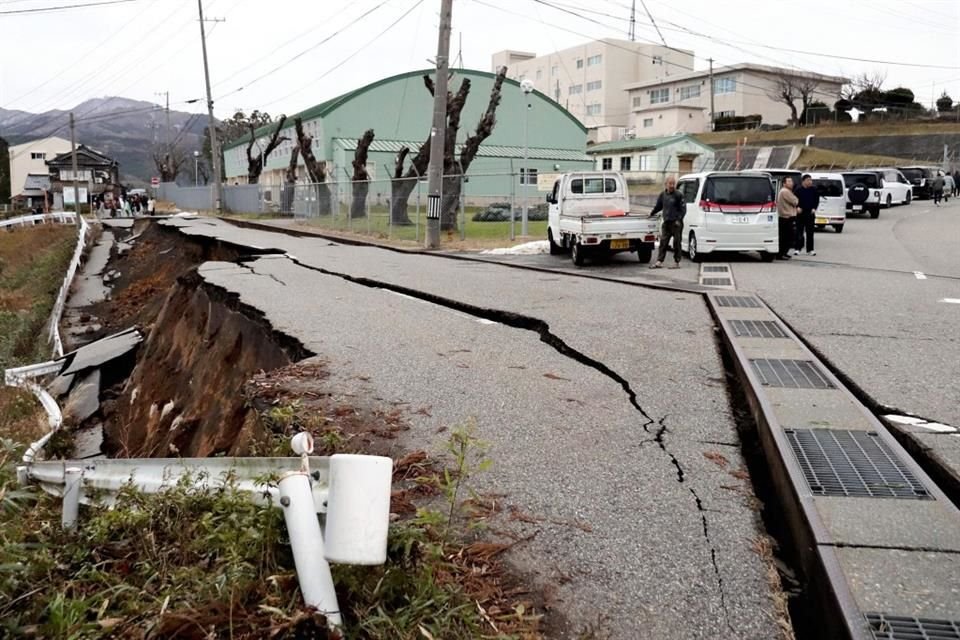Así quedaron algunas calles tras los diferentes terremotos que se registraron el 1 de enero en Japón.