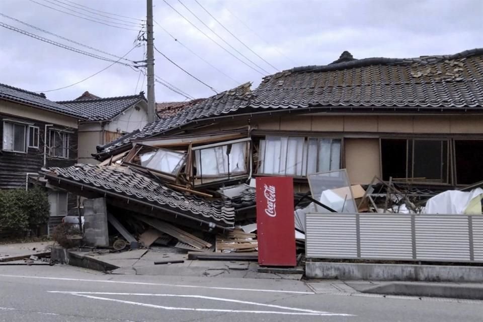 Una casa quedó dañada en la Prefectura de Ishikawa por los terremotos que azotaron a Japón este 1 de enero.