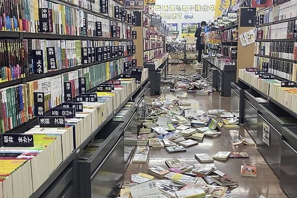 Libros esparcidos en una librería en Niigata, Japón, tras un terremoto el lunes 1 de enero de 2024.