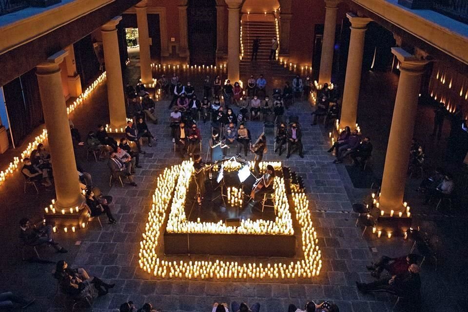 Candlelight se ha realizado en más de 75 ciudades alrededor del mundo y ahora puedes disfrutarlo en el patio del Nacional Monte de Piedad.