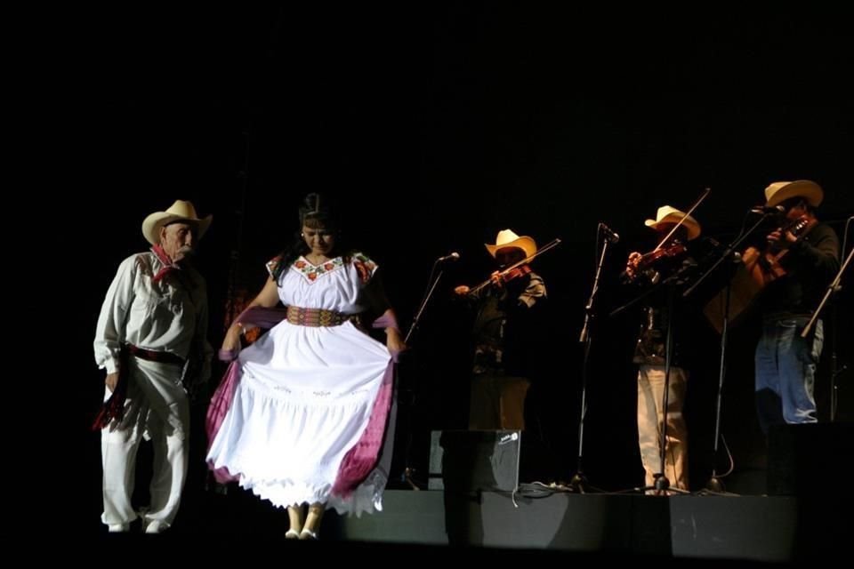 Con Los Leones de la Sierra de Xichú, Guillermo Velázquez se presentó en festivales como el Internacional Cervantino; aquí en la Alhóndiga de Granaditas, en la edición de 2006.