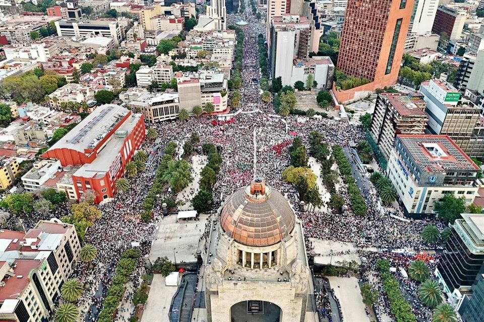 Miles de simpatizantes se dieron cita en el Monumento a la Revolución para el cierre de campaña de la morenista.
