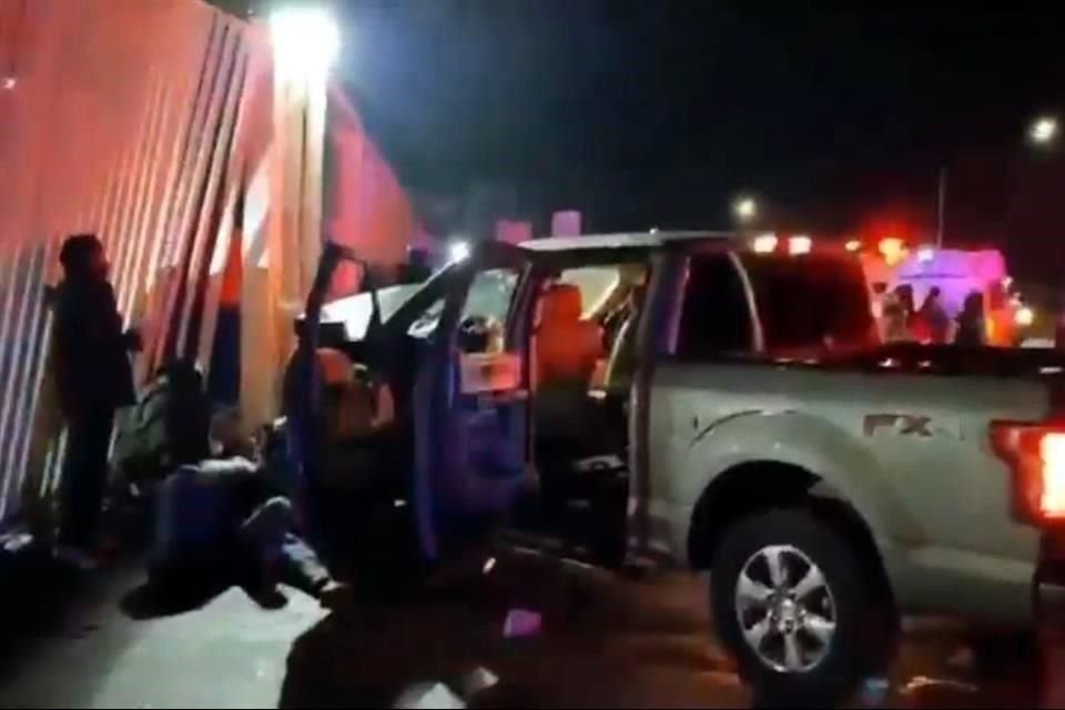 El grupo de aficionados de Rayados fue embestido por la camioneta en las afueras del estadio.