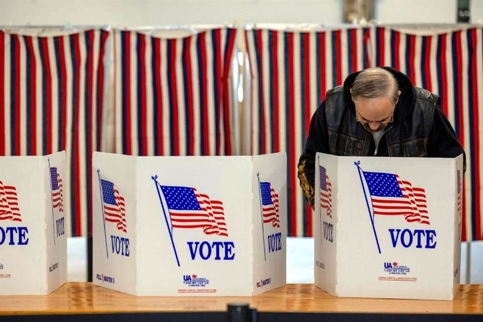 Un votante llena sus boletas en Loudon, New Hampshire.