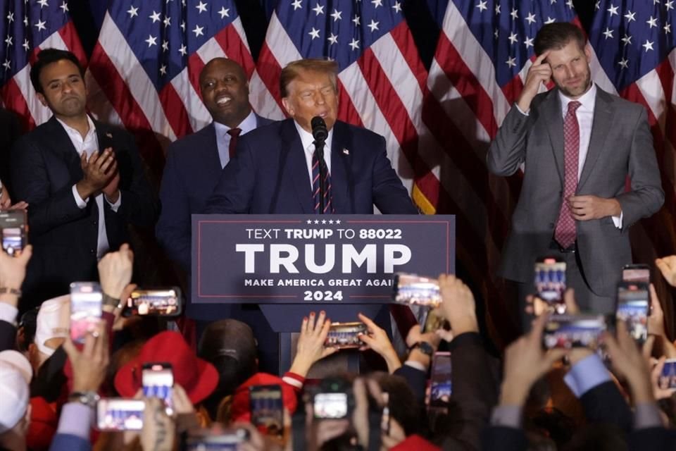 El ex Presidente Donald Trump habló frente a seguidores tras su victoria en Nashua, New Hampshire.