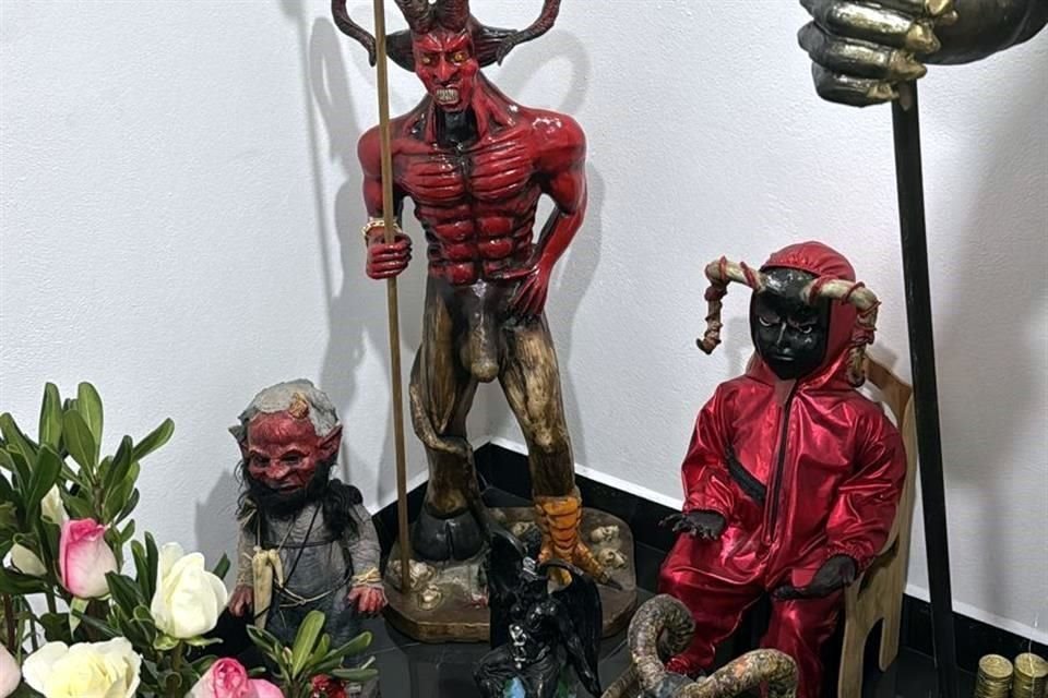 El altar muestra distintas figuras de Satanás, en tonalidades doradas y diferentes tamaños. Fue encontrado en un cateo en la Morelos.