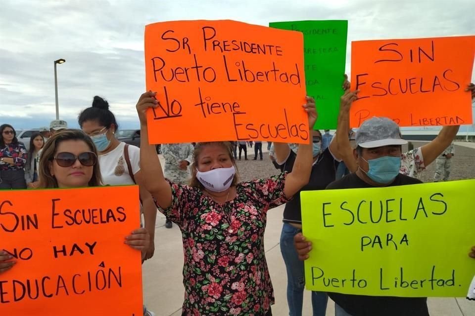 Pobladores de Puerto Libertad, Sonora, pidieron a AMLO construir escuelas pues, afirman, llevan 3 años sin instalaciones de nivel básico.
