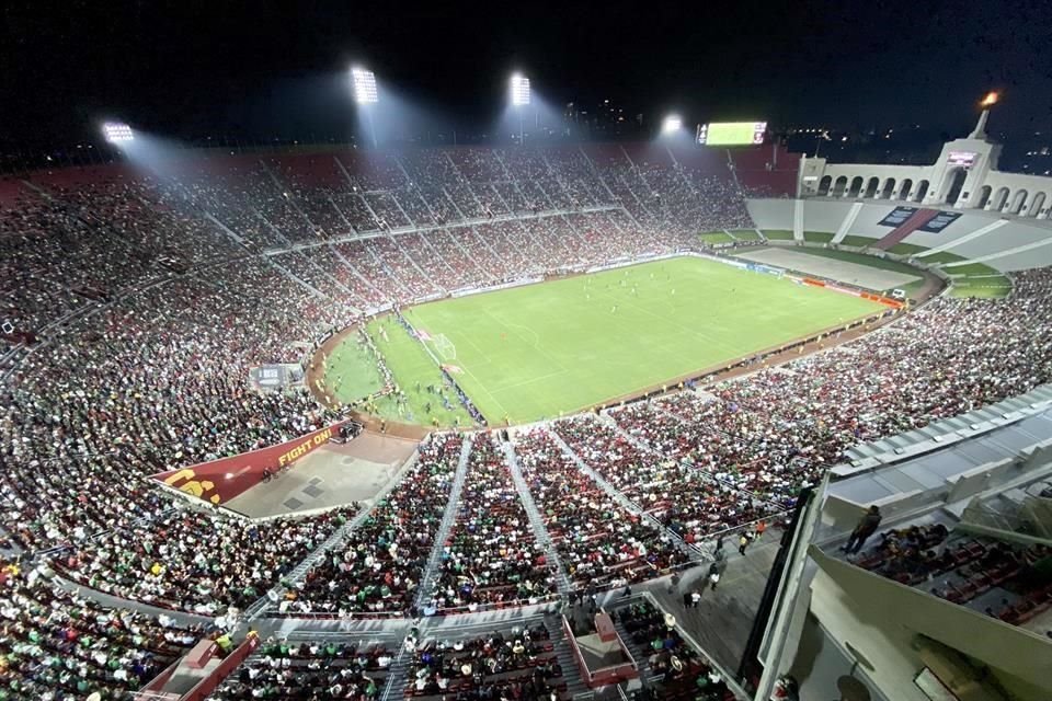 Hubo más de 53 mil aficionados en el Memorial Coliseum de Los Ángeles, la mayor cantidad en un evento deportivo en California desde que inició la pandemia.