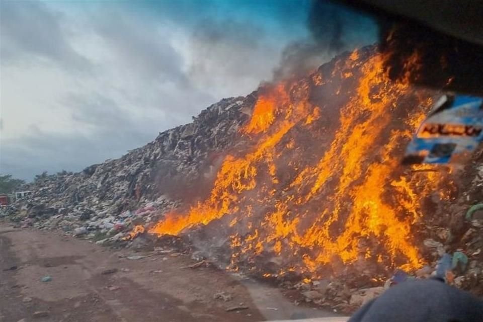 El basurero a cielo abierto en la Bahía de Jaltemba, en Nayarit, comenzó a incendiarse desde el 11 de junio; pese a protestas por los daños a la salud, el siniestro no ha sido controlado.
