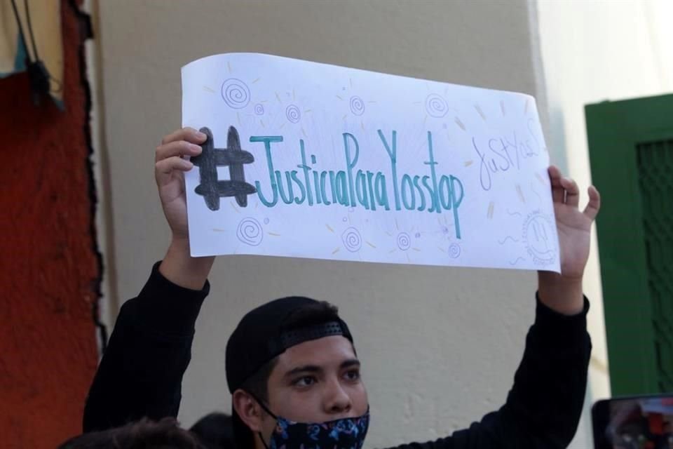 Un grupo de fans autodenominado 'Stoppers', se plantaron afuera de la salas de oralidad del Poder Judicial de la Ciudad de México para apoyar a YosStop.