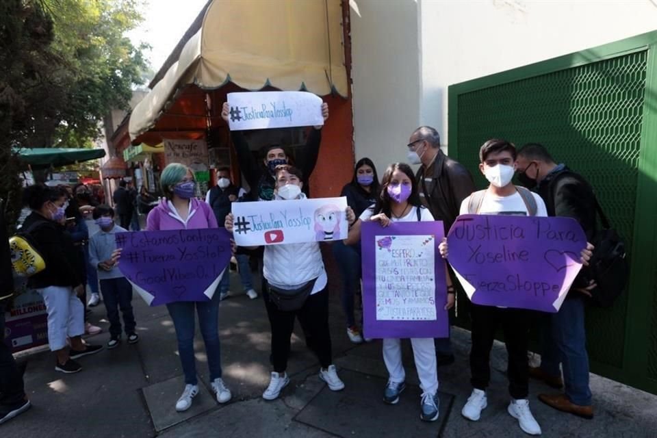 Un grupo de fans autodenominado 'Stoppers', se plantaron afuera de la salas de oralidad del Poder Judicial de la Ciudad de México para apoyar a YosStop.
