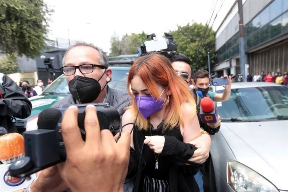 Ainara, quien acusó a YosStop, saliendo de la audiencia de este lunes 5 de julio junto a su abogado.