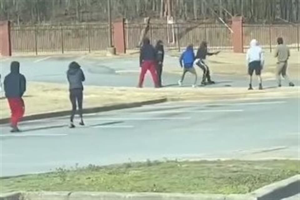 Policías respondieron a un tiroteo en una preparatoria de Georgia.