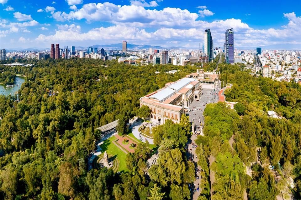 En el Bosque de Chapultepec hay museos, monumentos, sitios culturales, zonas deportivas, lagos artificiales y más.
