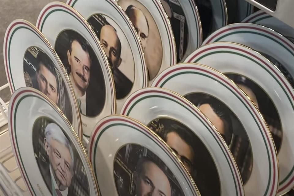 La pieza consiste de un lavavajillas abierto que muestra en su bandeja 15 platos, todos relucientes, como nuevos, con los rostros de los últimos presidentes de México impresos en su cara visible.