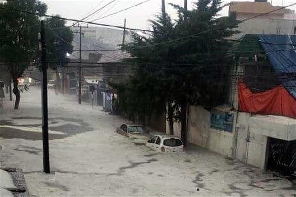 La tormenta que cae esta tarde afecta severamente al Municipio de Atizapán en el Estado de México.