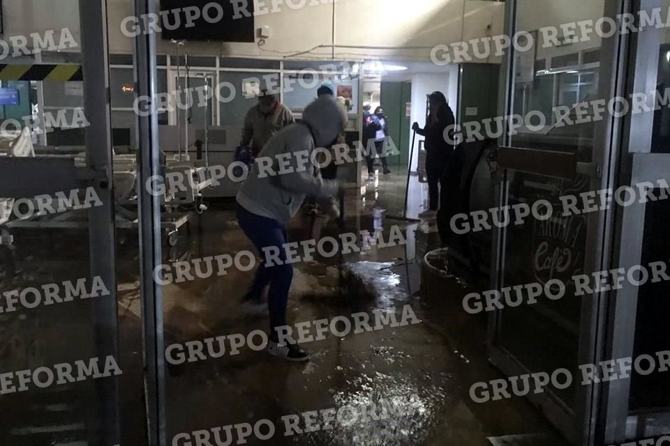 El Hospital Dr. Salvador González Herrejón quedó inundado bajo poco más de un metro de agua y con riesgo de pérdida de la energía eléctrica.
