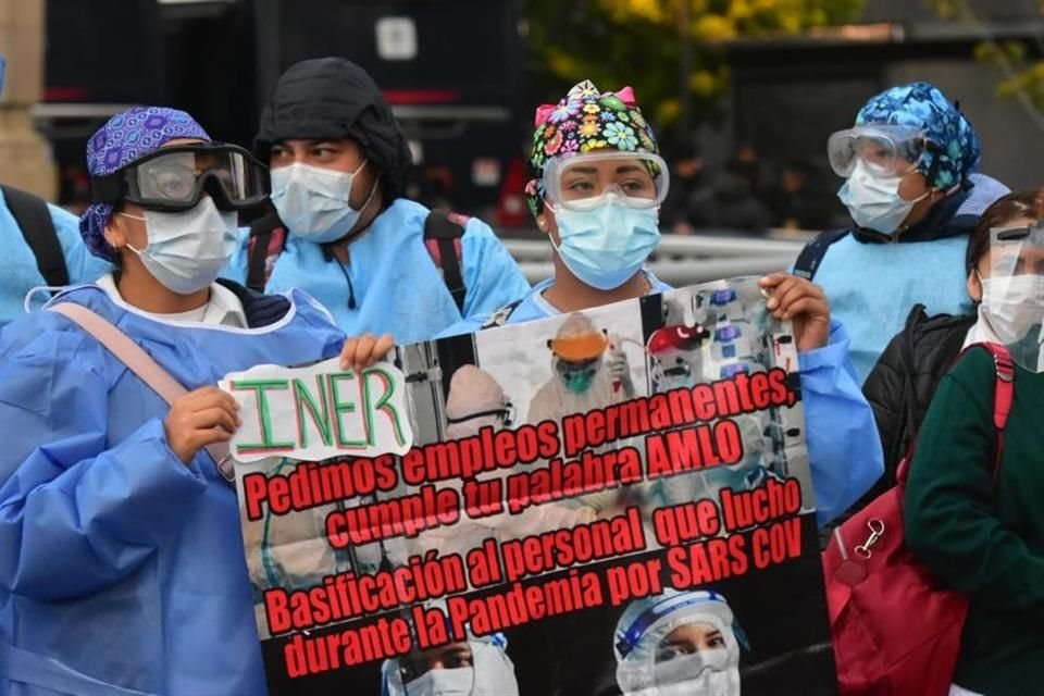Desde las 6:30 horas, los médicos y enfermeras que atendieron la convocatoria para laborar por la emergencia sanitaria protestan en el primer cuadro de la Ciudad de México.