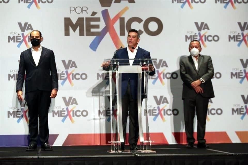 En conferencia, de izquierda a derecha, el panista Marko Cortés, el priista Alejandro Morena y el perredista Jesús Zambrano.
